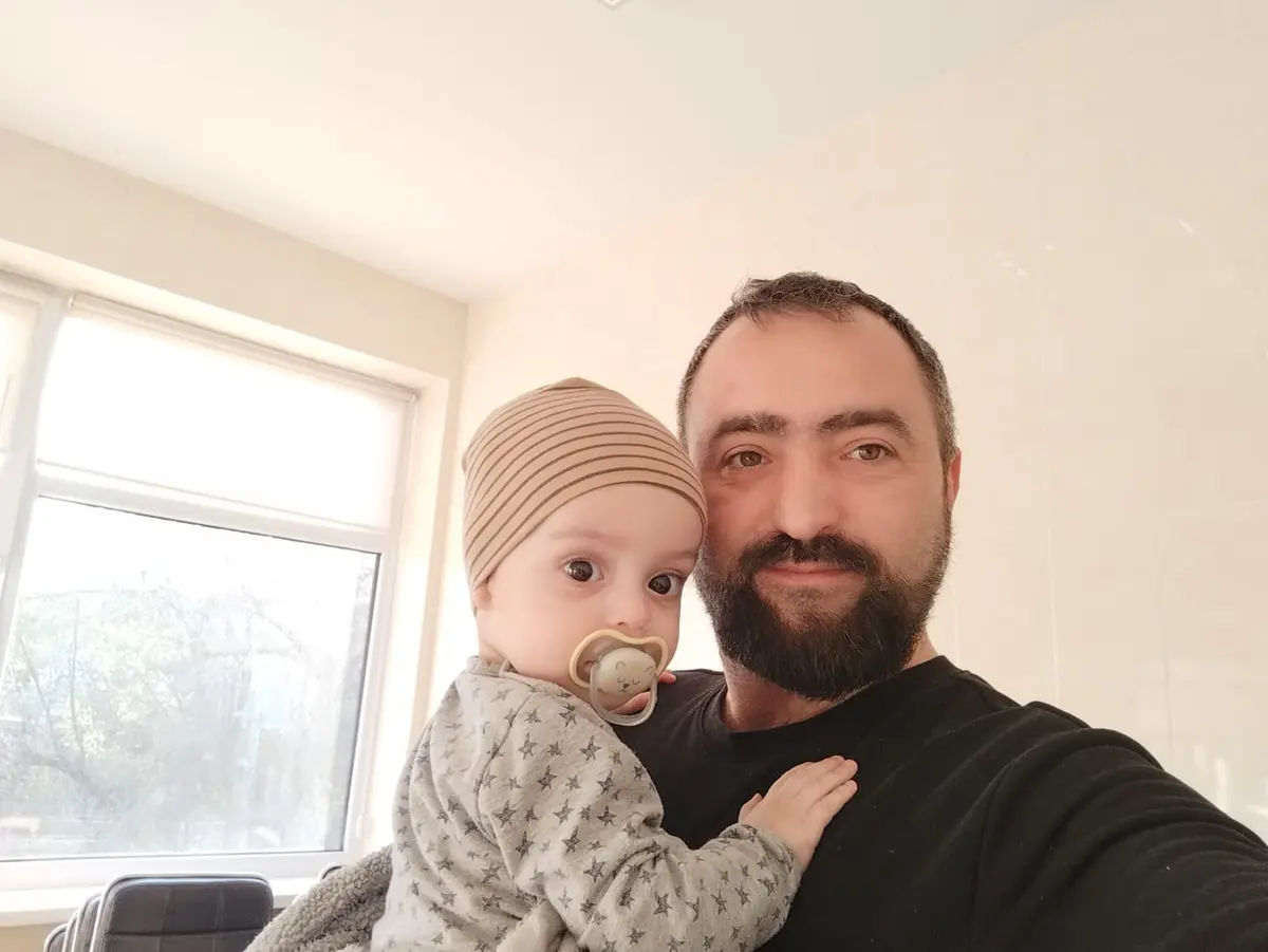 Tatăl și fiul după externare. Zâmbetul unei reușite tăcute.